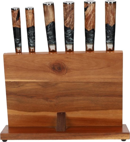 Een houten messenblok gevuld met zes Japanse messen met damastpatroon en diverse handvatten van hout en zwarte epoxy.
