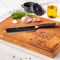 Klein mes met damascus print en donkerhouten handvat op een houten snijplank, met knoflook en dille.