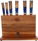 Vijf Damastmessensets met blauwe en bruine handvatten, staand in een houten meshouder.