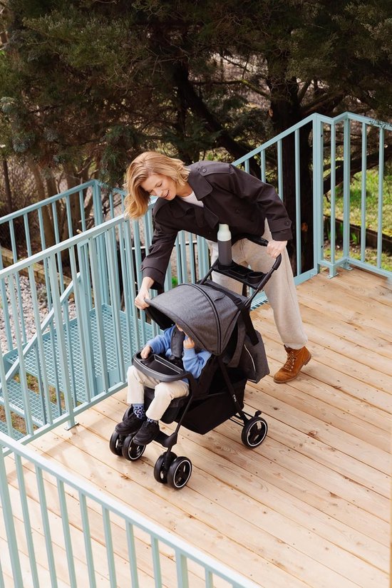 MoMi Akira Kinderbuggy vanaf 6 maanden (tot 15 kg), verstelbare 5-punts veiligheidsgordel, babytas, boodschappenmand, regen- en insectenbescherming