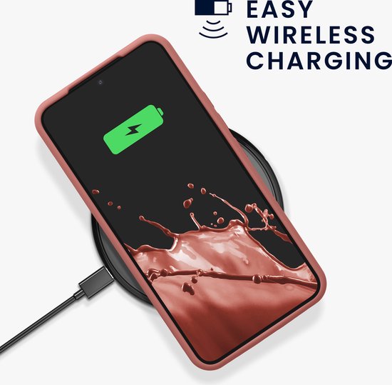 Roze telefoonhoesje op een draadloze oplader. Telefoon toont groene batterij-icoon met "EASY WIRELESS CHARGING".