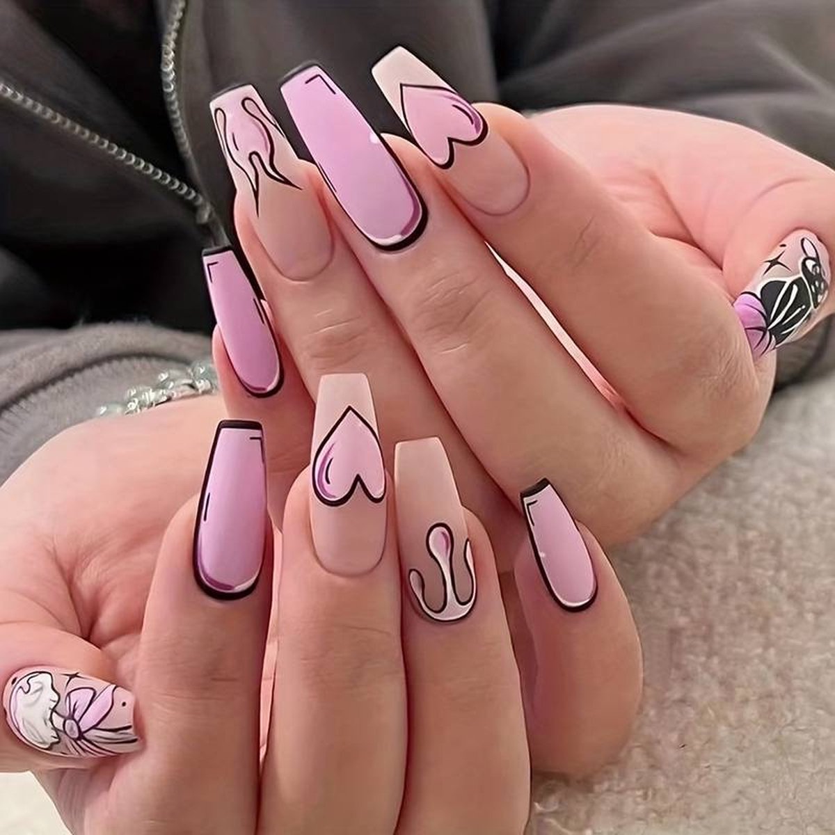 Goedkoopste 24 Stuks Roze Press on Nails - Long Coffin Heart Cat Bowknot Graffiti nails- creatieve press on nails - roze hartjes nagels- Nagels met roze en zwarte hartjes- Leuke nagels- Black and Pink Nails- Inclusief self-adhesive glue en nagelvijl