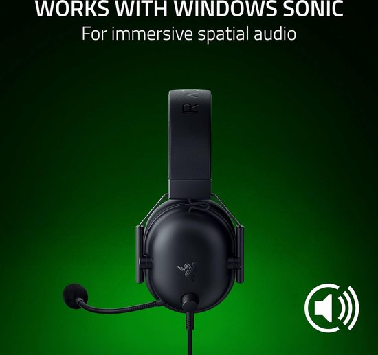 Zwarte Razer gaming headset met microfoon, op een groene achtergrond met de tekst 'WORKS WITH WINDOWS SONIC'.