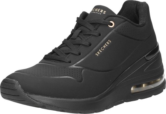 Zwarte Skechers sneaker, zijaanzicht, met gouden tekst.