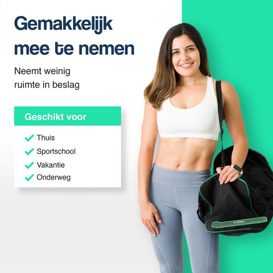 Vrolijke vrouw met sporttas, draagt een sportbeha en legging, met tekst over gemakkelijke meeneembaarheid en geschiktheid voor thuis, sportschool of vakantie.