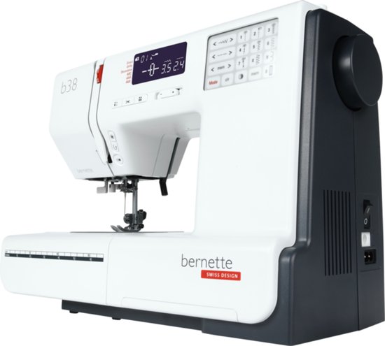 Zijzicht van een witte Bernette b38 naaimachine met donkergrijze achterkant.
