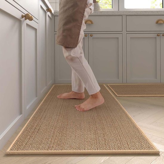 Tapis marron tissé dans une cuisine, pieds nus dessus.