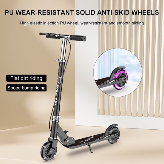 Zwarte step met PU slijtvaste anti-slip wielen, geschikt voor vlakke en hobbelige ondergrond. Close-up van paarse lichtgevende wielen.