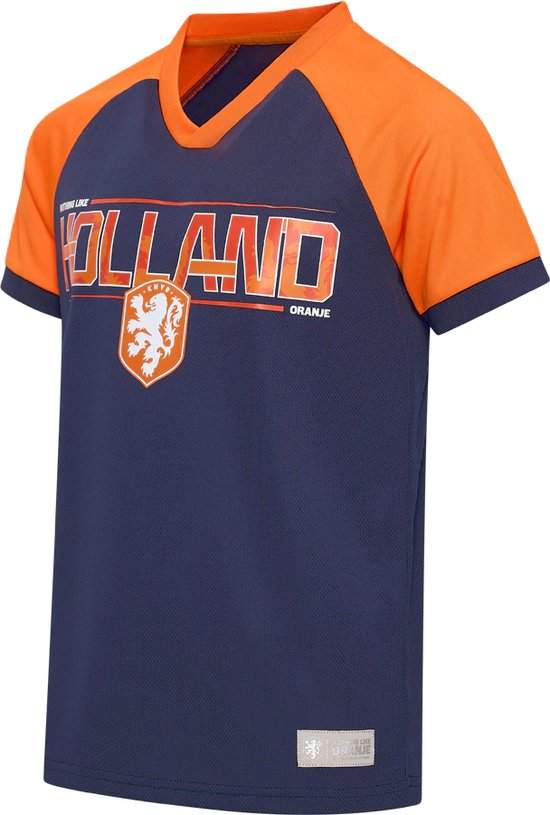 Donkerblauw voetbalshirt met oranje raglanmouwen. Tekst 'HOLLAND ORANJE' en leeuw-logo op de borst.