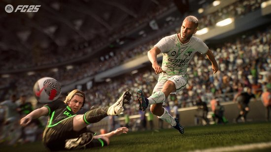 Speler in wit shirt met 'Ultimate Team' schiet op bal, sliding tackle van speler in zwart-groen shirt.