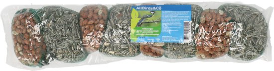 Een lange slinger van vogelvoer in netjes verpakt. Gevuld met pinda's en zonnebloempitten, afgewisseld.