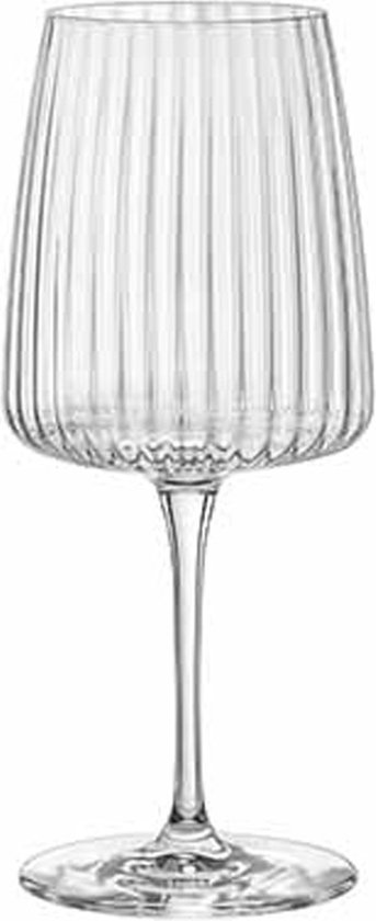 Verre à vin transparent avec côtes verticales et une tige fine.