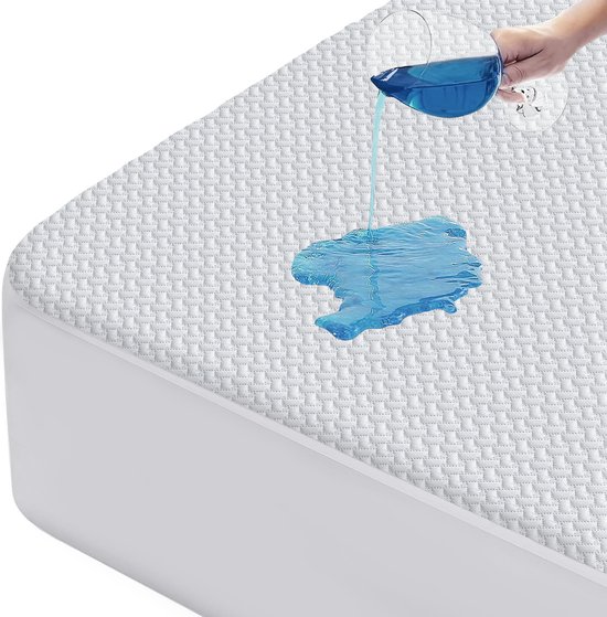 Protège-matelas blanc à texture imperméable, sur lequel un liquide bleu est versé.