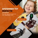 Meisje met beer-oortjes speelt op een naturel Finesse ukulele met stemapparaat. "Afstemmen tot perfectie". Inclusief tuner en capo.