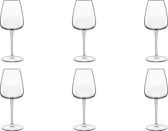 Six verres à vin élancés et transparents sur pied, sur fond blanc.