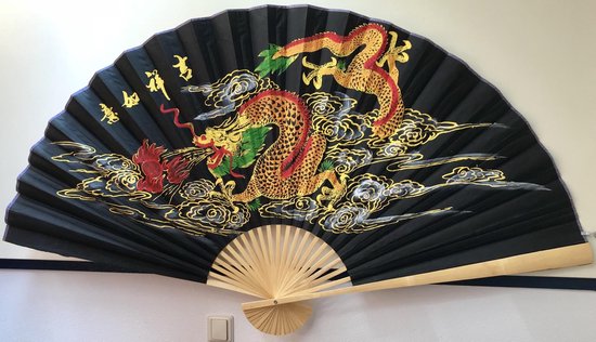 Dragon à fond noir Eventail chinois à lattes de bambou, grand modèle.(Décoration murale) Envergure: 160 x 90 cm. (Plié 90 cm) Le motif peint à la main est sur la toile puis collé sur le papier