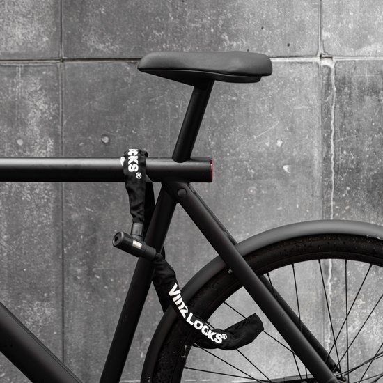 Zwart VINZ LOCKS kettingslot om de staander van een zwarte fiets.