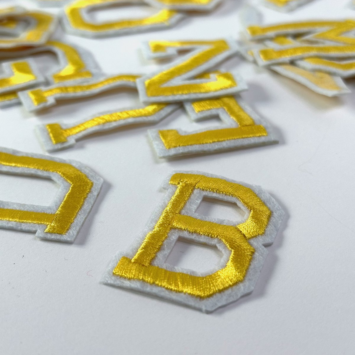 MGM Trading - 72 Delige Set Strijkbare Letters en Cijfers - Alfabet Patches A-Z en Getallen 0-9 - Geborduurde Stoffen Applicaties voor Kleding - Spijkerbroeken - Tassen - Petten - DIY Projecten - Goud