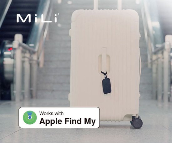 Witte koffer met een zwarte tracker eraan bevestigd, op een roltrap. "MiLi" en "Works with Apple Find My" logo's.