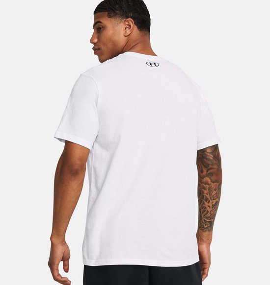 Wit Under Armour shirt met zwart logo op de nek, gedragen door een man.