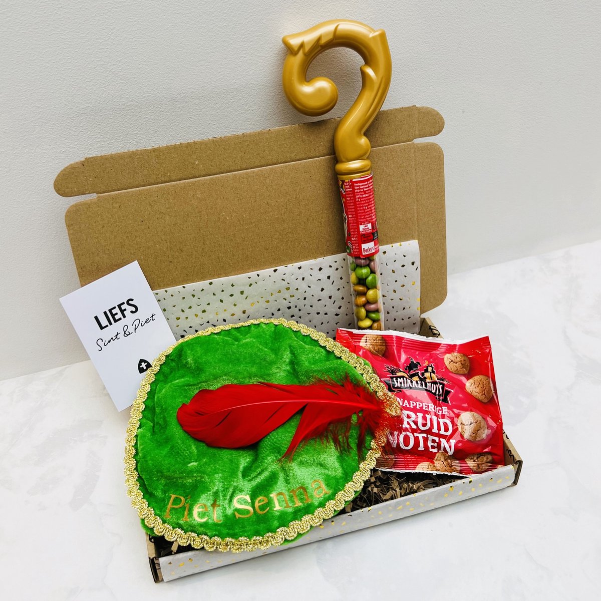 Pietenmuts met naam en Sinterklaas chocolade staf - pietenbaret groen - brievenbus cadeau - sinterklaas cadeau