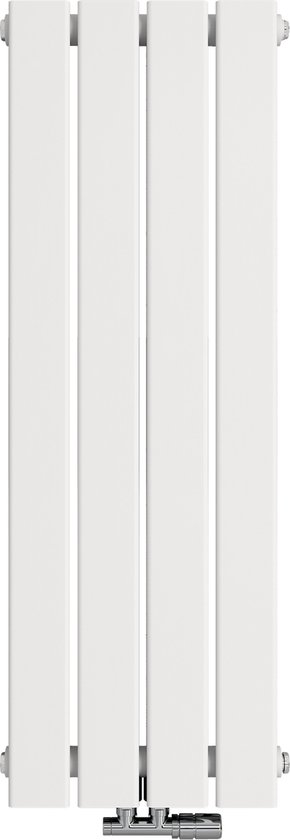 Een glanzend witte, verticale designradiator met vier platte panelen, geïsoleerd op een witte achtergrond.
