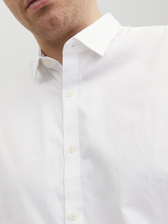 Close-up van een wit Jack & Jones overhemd met knopen.