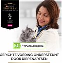 Dierenarts met een grijze kat, met 'Purina Pro Plan Veterinary Diets Hypoallergenic' logo's en tekst.