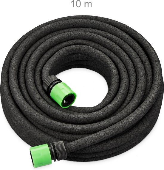 Zwarte 10m druppelslang, opgerold, met groene connectoren.