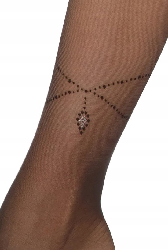 Close-up van een zwart panty met een decoratief enkelmotief.