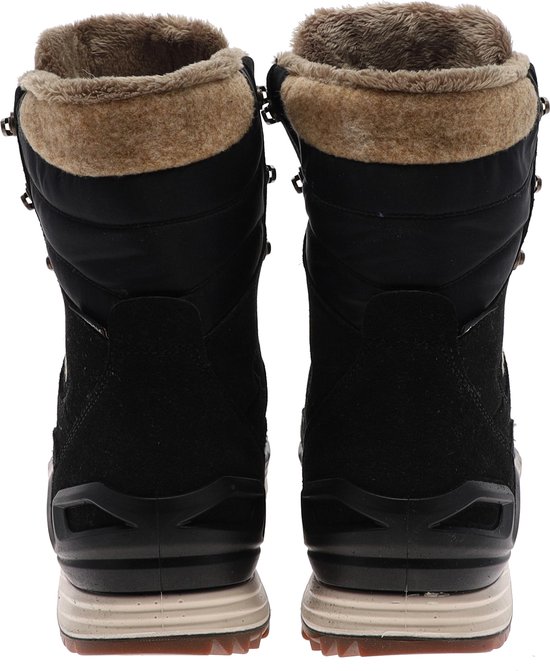Achterkant van zwarte, hoge wandelschoenen met beige bontvoering en bruine zolen.