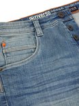 Detail van de tailleband van een blauwe denim short met knopen en Riverso-logo.