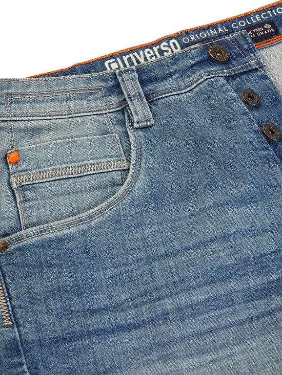 Detail van de tailleband van een blauwe denim short met knopen en Riverso-logo.