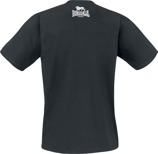 Zwarte achterkant van een Lonsdale London T-shirt met een klein wit logo op de nek.