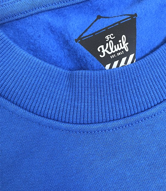 Detail blauwe sweater: neklabel FC Kluif, geribbelde neklijn.