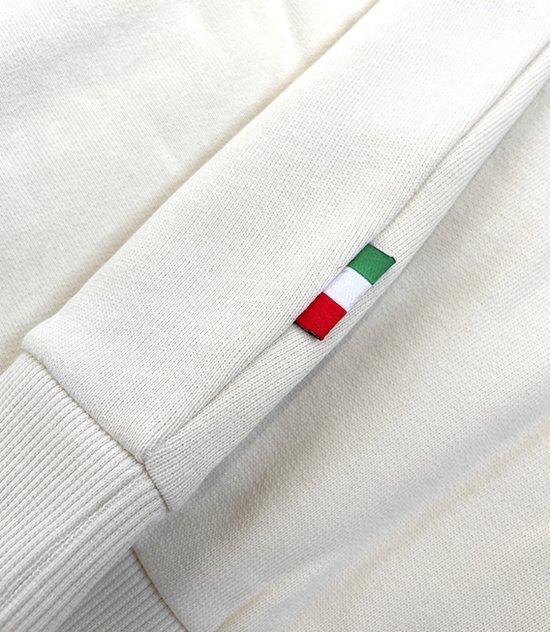Detail van de mouw met Italiaanse vlaglabel en geribbelde zoom.