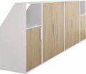 Witte kast met naturel houten deuren en nis, schuin aflopende zijkant links.