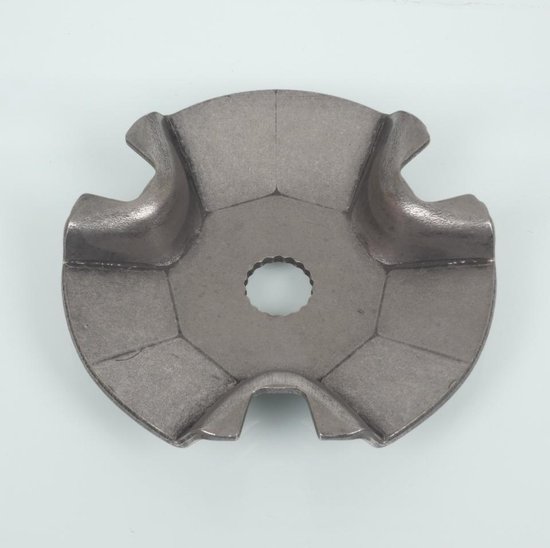 Une pièce de scooter métallique avec un trou central et six segments.
