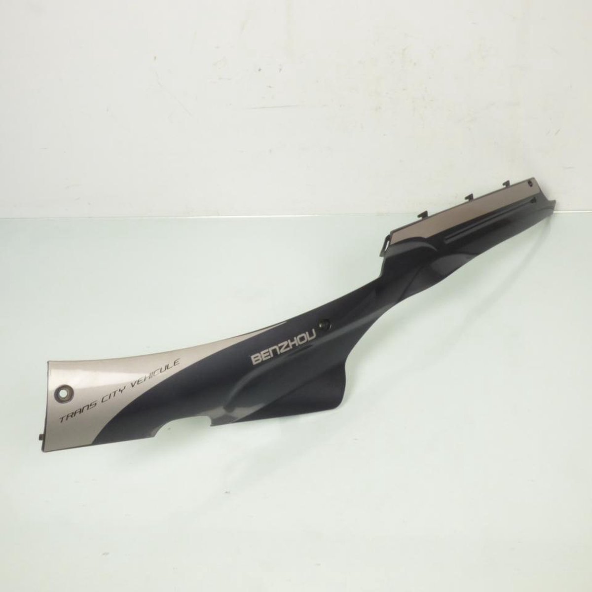 Sabot bas de caisse gauche origine pour Scooter Taotao 50 Beat Box Evo 2 TB00-070301004 / gris Neuf