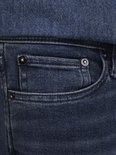 Close-up van de zak van een donkerblauwe jeans.