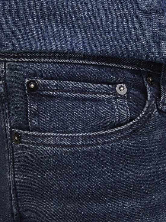 Close-up van de zak van een donkerblauwe jeans.