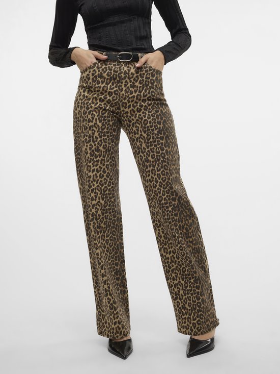 Model in zwarte top en broek met luipaardprint.