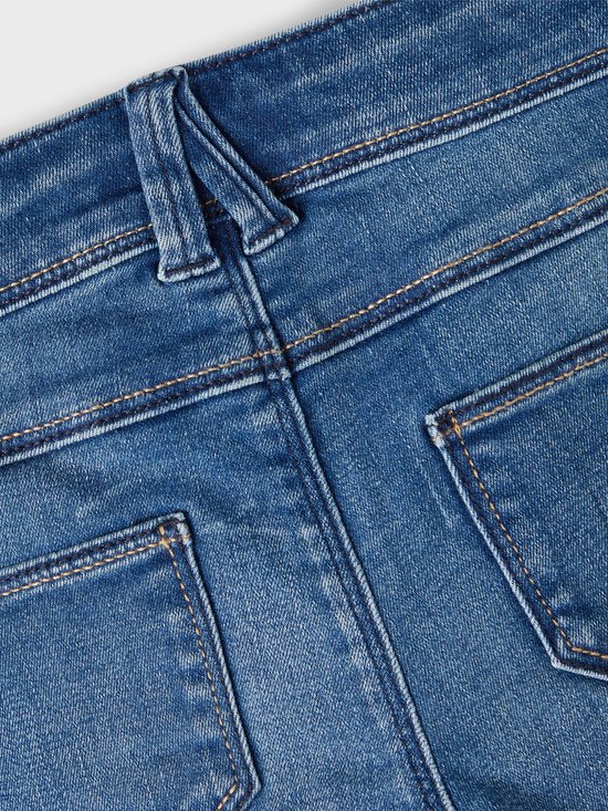 Achterkant van een blauwe jeans met twee zakken.