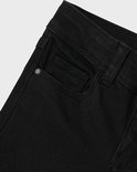 Sluiting van zwarte jeans met knoop en rits, met een voorvakje.