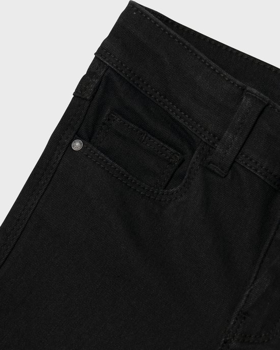 Sluiting van zwarte jeans met knoop en rits, met een voorvakje.