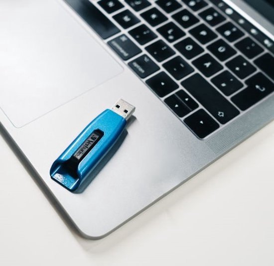 Een blauwe Verbatim V3 MAX USB-stick op een laptop.