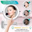 3 LED verlichtingsstanden. Vrouw past make-up aan met kwast, bediening via touch. Intensiteit aan te passen.