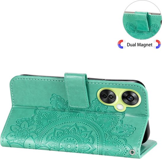 Groen telefoonhoesje met een Mandala bloemenprint en een dubbele magneetsluiting.