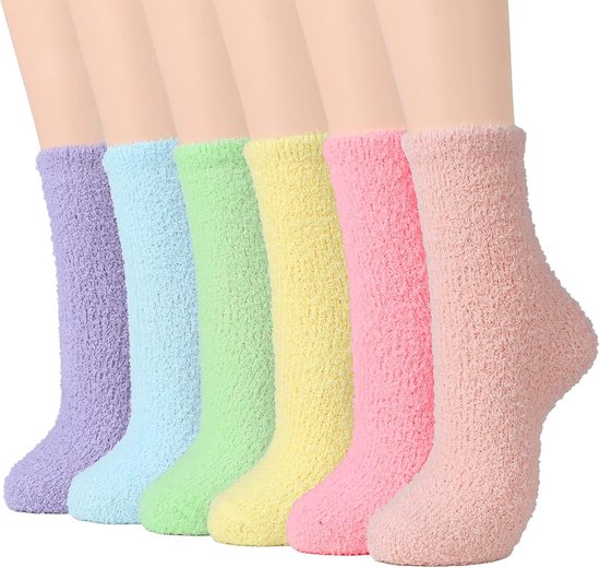 Zes zachte pantoffelsokken op voeten in de kleuren lavendel, lichtblauw, lichtgroen, geel, roze en lichtroze.