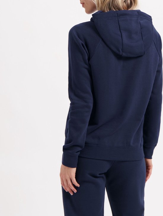 Achterkant van een donkerblauwe Nike hoodie en joggingbroek gedragen door een model.